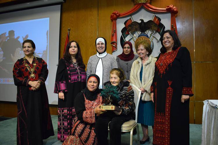 Jordanian-Activists-Receive-Gifts